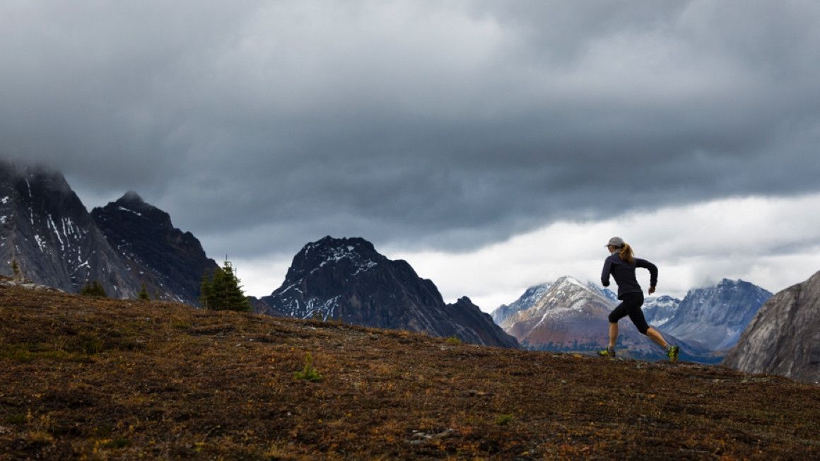 Muchos nos hemos visto en esta situación: corriendo en la montaña y una tormenta acercándose | iStock