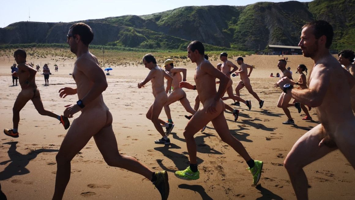 Participantes en la Carrera Nudista Playa Salvaje | Yolanda Ugarte