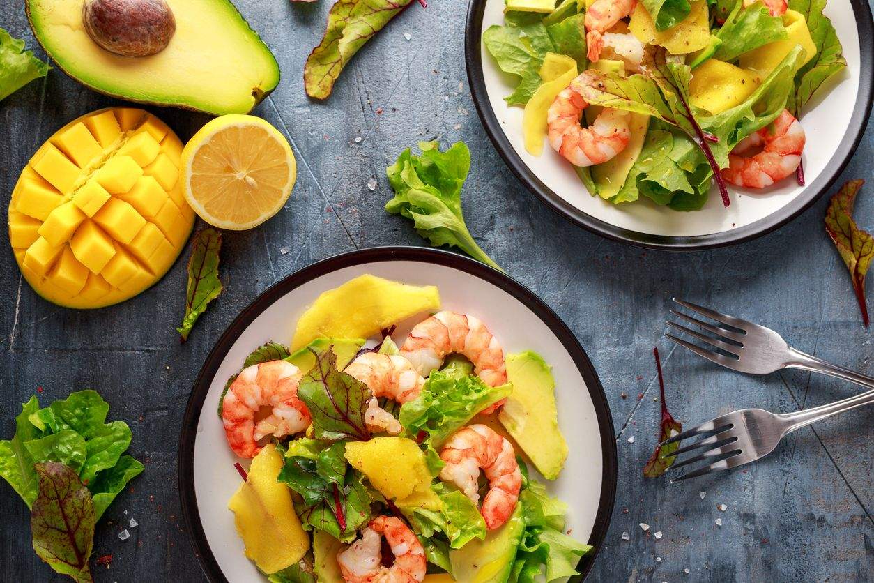 Ensalada de aguacate y langostinos con aliño de chía y fruta de la pasión