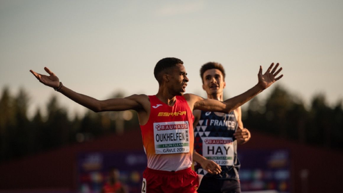 Abdessamad Oukhelfen, en 2019, celebrando su medalla de bronce en los 5000 metros del Europeo sub 23 de Gavle (Suecia). SPORTMEDIA Abdessamad Oukhelfen, en 2019, celebrando su medalla de bronce en los 5000 metros del Europeo sub 23 de Gavle (Suecia). SPORTMEDIA