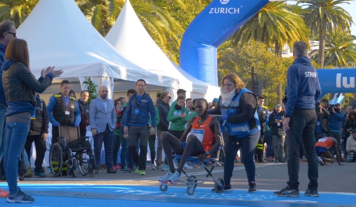 Eliud Kibet tras desfallecer en el Zurich Maratón de Málaga 2018 | soycorredor.es