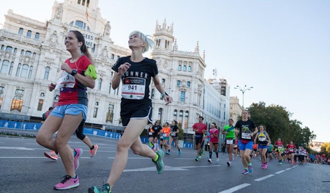 Una mujer corriendo por una carretera con la palabra correr en el frente.