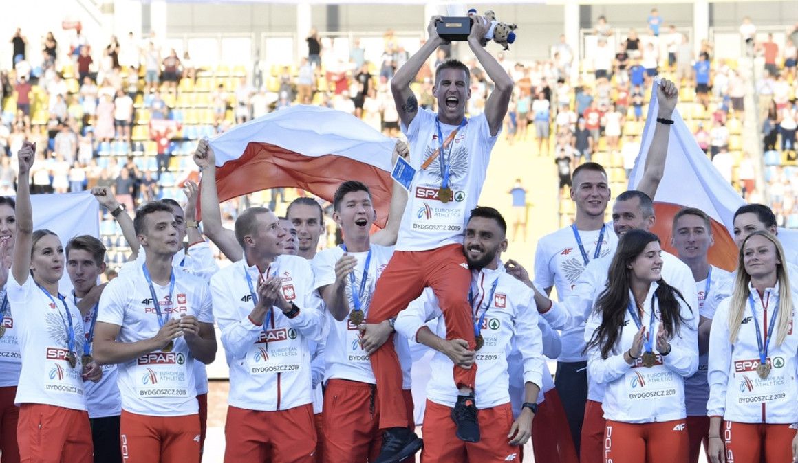 Marcin Lewandowski, capitán de Polonia, levanta el trofeo del equipo ganador | European Athletics