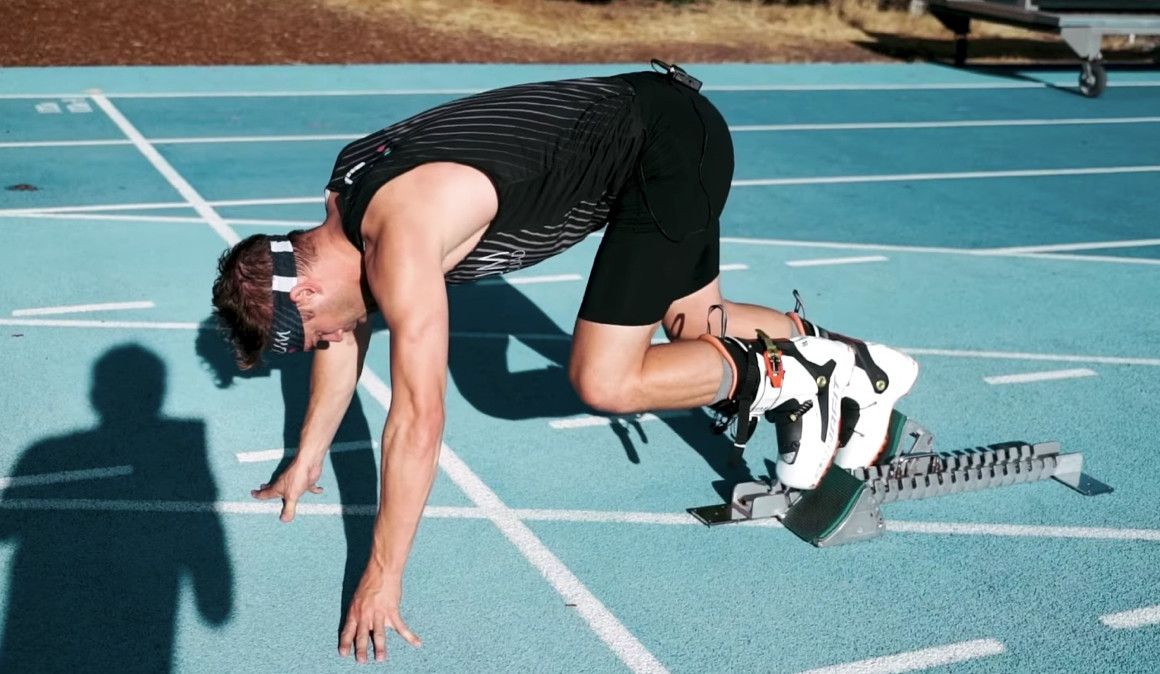 Nyck Symmonds durante su récord del mundo con botas de esquí | soycorredor.es