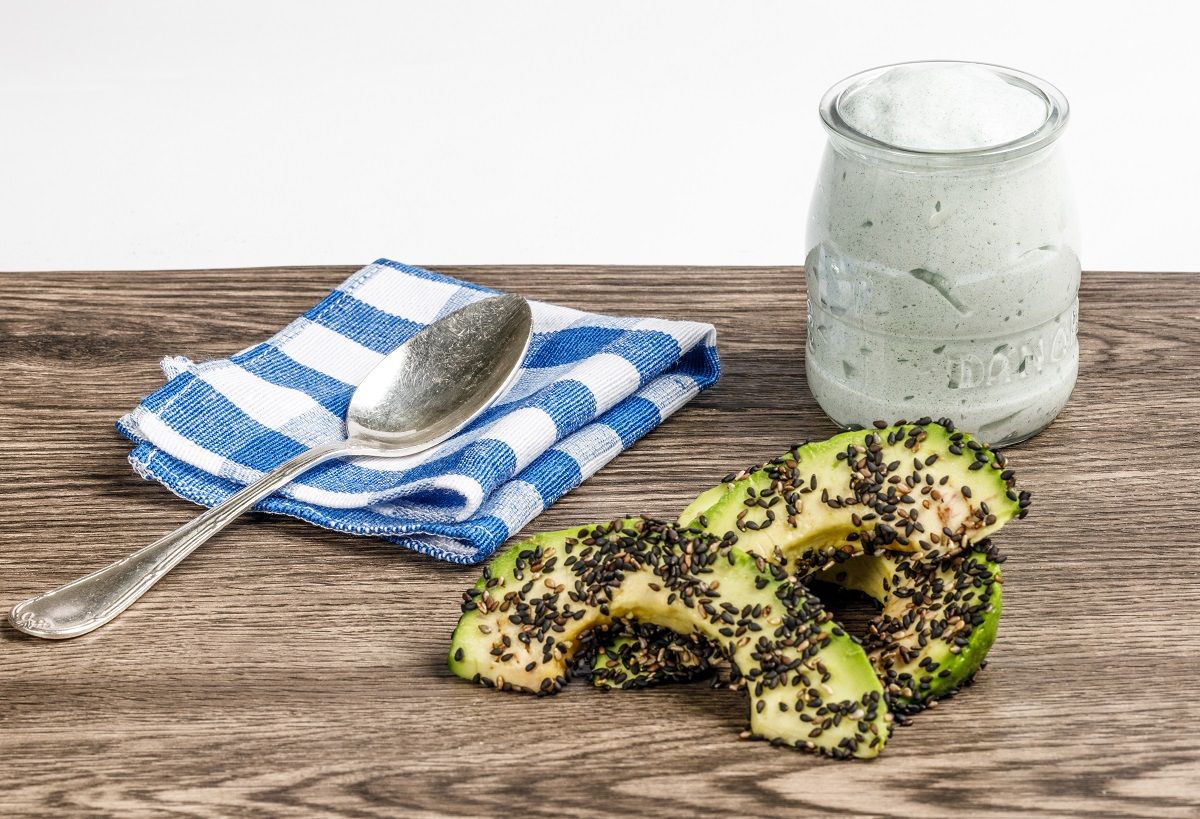 Acompaña tus tostadas con aguacate y salsa de yogur