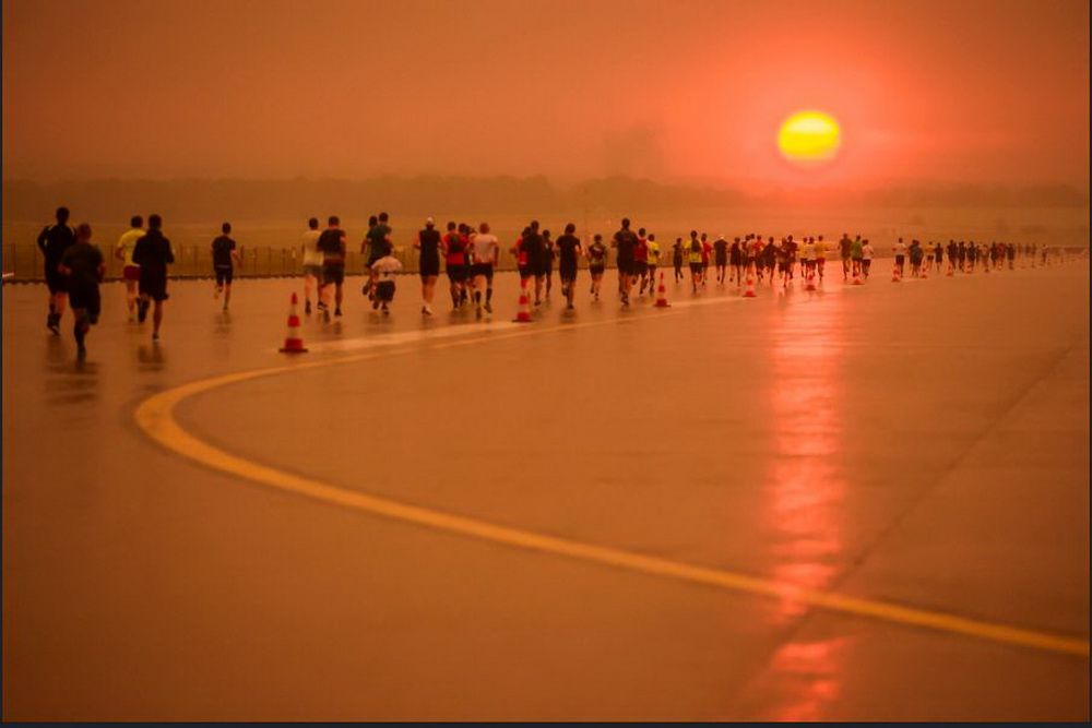 Tres mil deportistas en una carrera popular en un aeropuerto, una experiencia apasionante