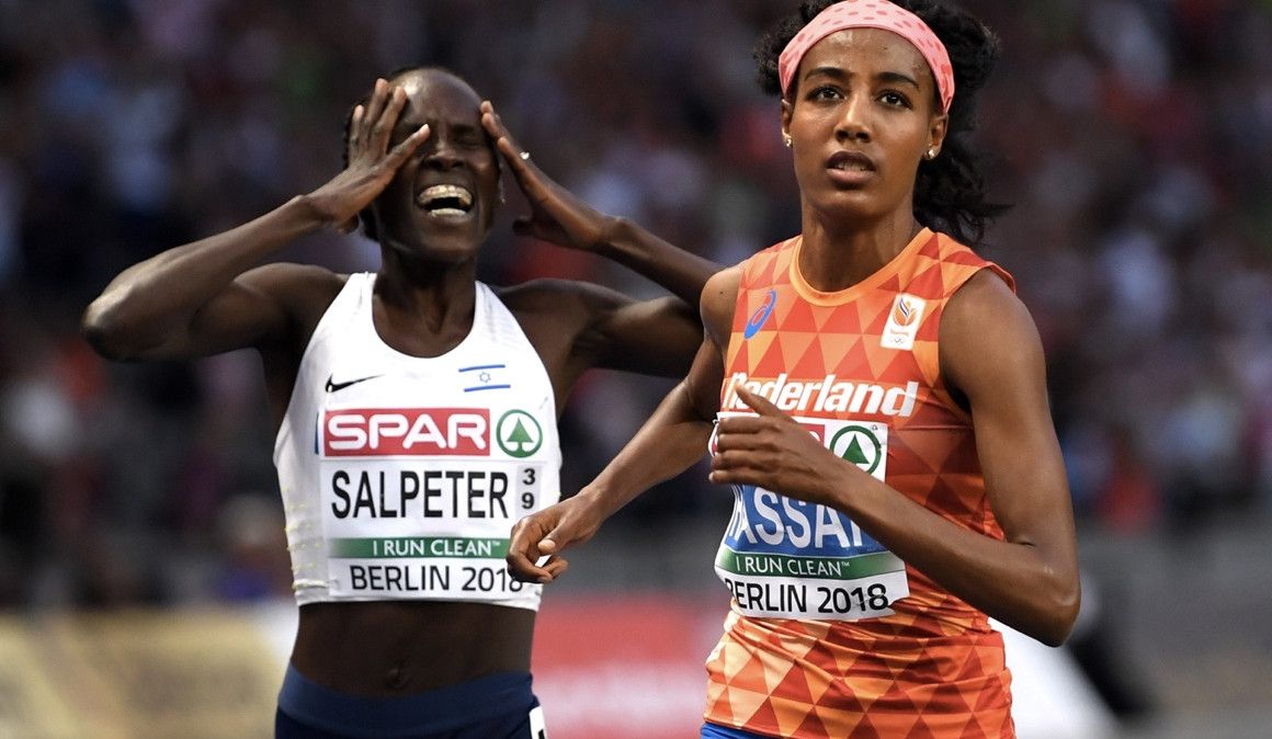 Sifan Hassan y Lorna Salpeter, celebrando una medalla cuando le quedaban 400 metros | soycorredor.es