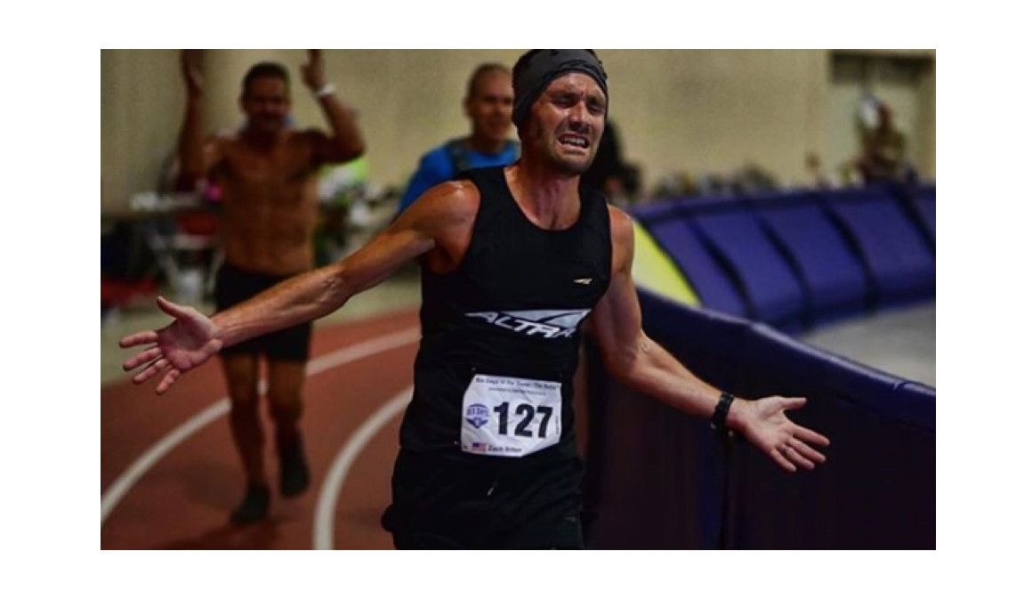 Zach Bitter en el momento de batir el récord del mundo de las 100 millas | IG Zach Bitter