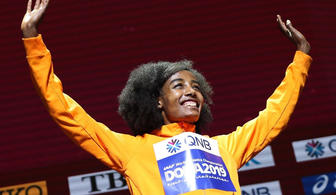Sifan Hassan en el pódium de Doha donde consiguió el oro en los 10.000 metros | EFE