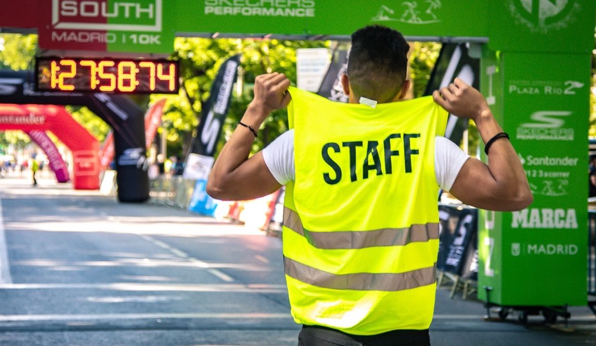 Un voluntario en la Carrera Norte vs Sur de Madrid | soycorredor.es
