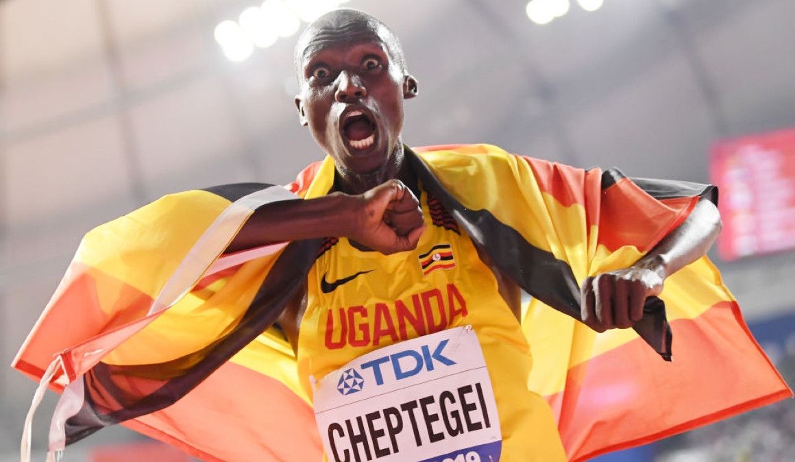 El ugandés Joshua Cheptegei después de coronarse Campeón del Mundo de 10.000 metros | IAAF