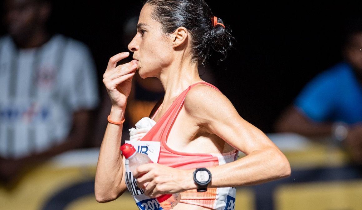 Marta Galimany ingiriendo una pastilla de sales en el Mundial de Doha | Sportmedia