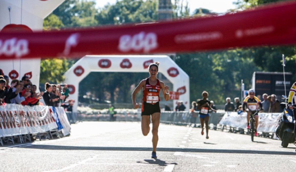Elena Loyo triunfando en el EDP Medio Maratón de la Mujer de Madrid | soycorredor.es