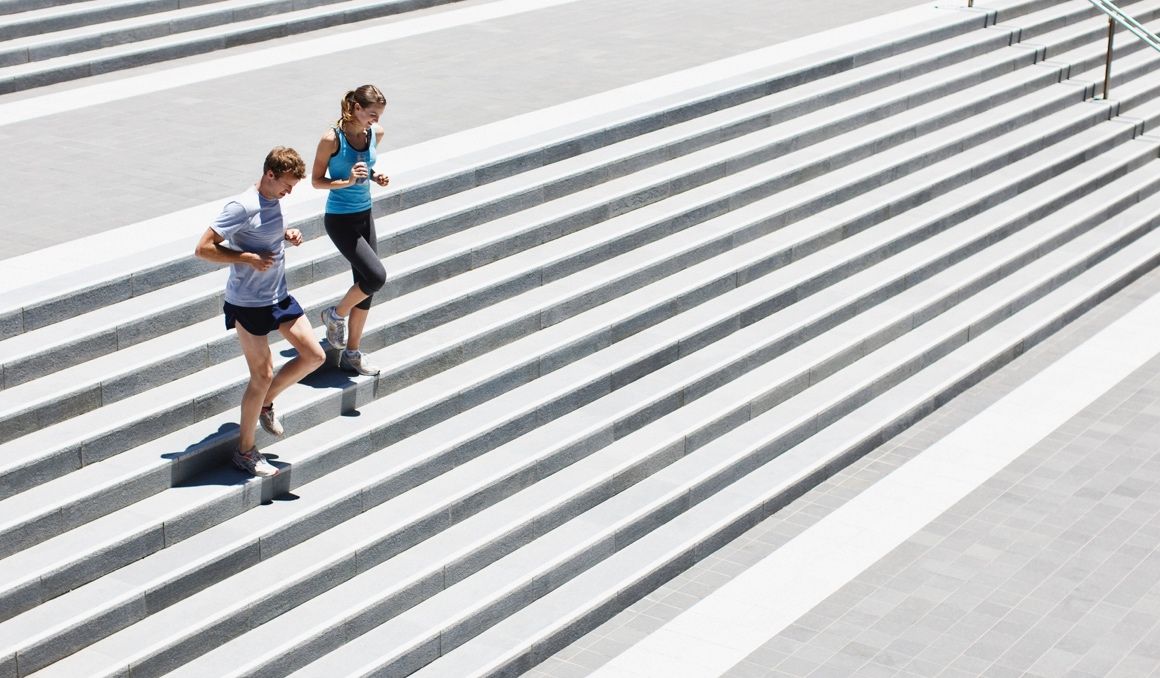 El gesto mecánico de bajar escalones se parece mucho a la técnica de carrera para correr. Foto: iStock.