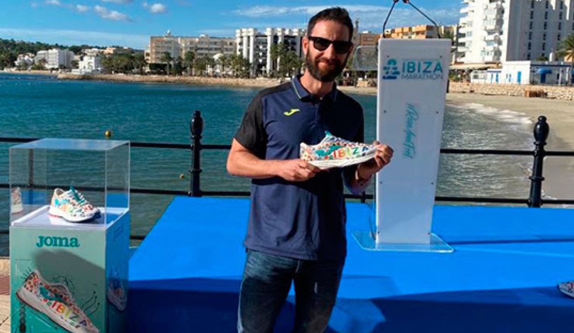 Dani Rovira presenta las zapatillas conmemorativas de Ibiza Marathon