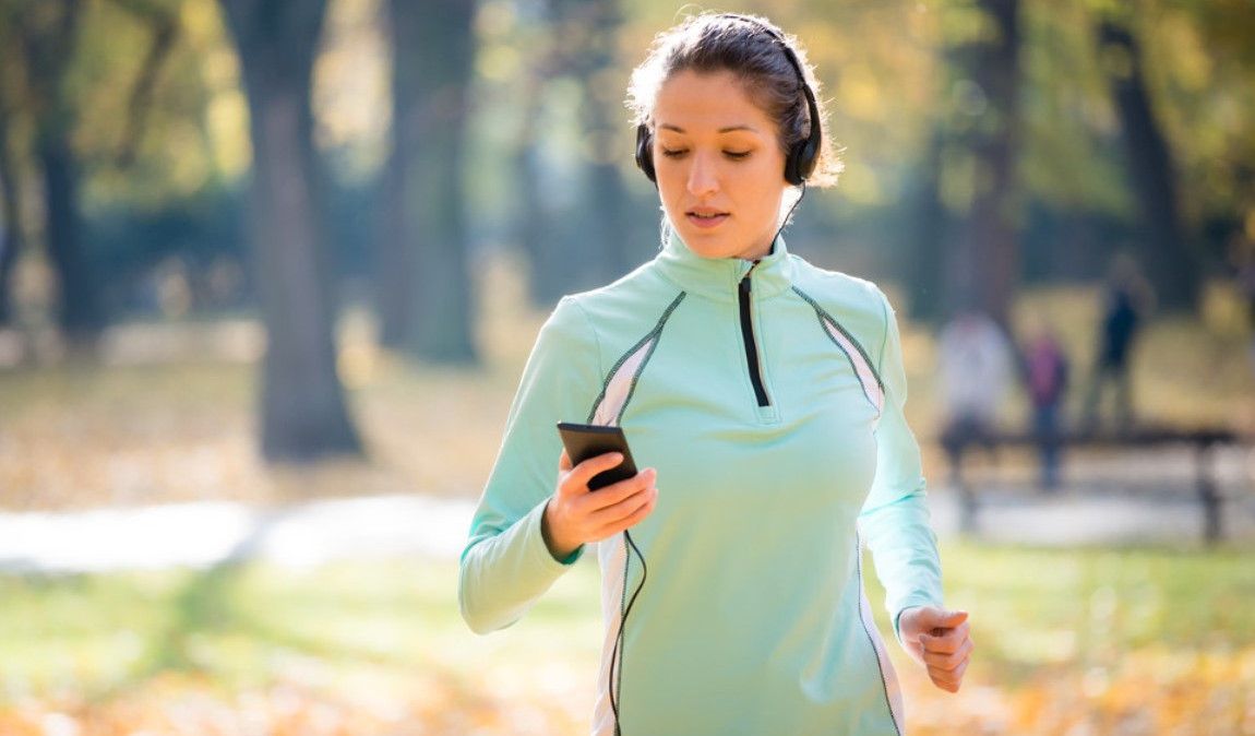 Correr con el móvil en la mano empeora tu técnica de carrera
