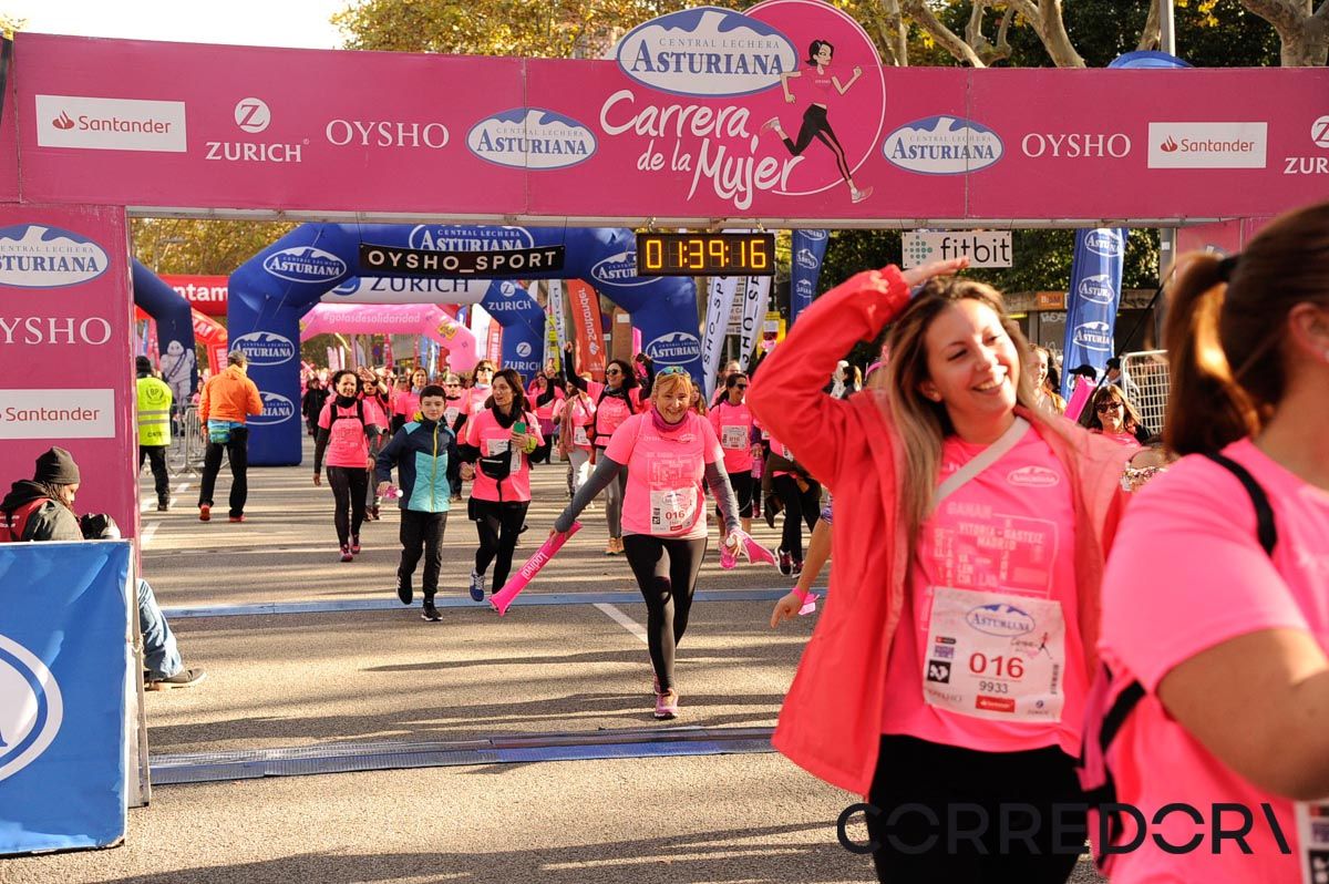 Llegada de la Carrera de la Mujer de Barcelona (ARCO DERECHO 82)