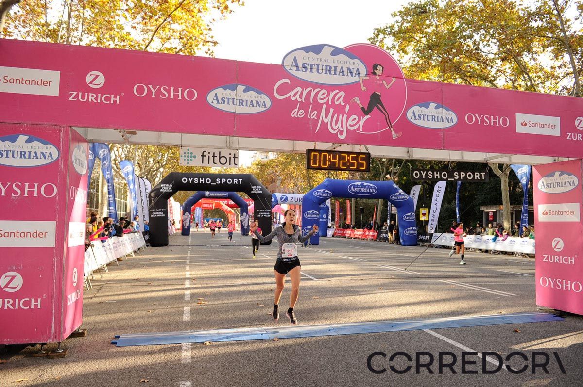 Llegada de la Carrera de la Mujer de Barcelona (ARCO IZQUIERDO 4)