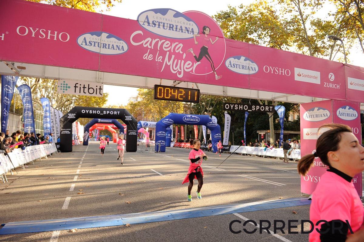 Llegada de la Carrera de la Mujer de Barcelona (ARCO IZQUIERDO 3)