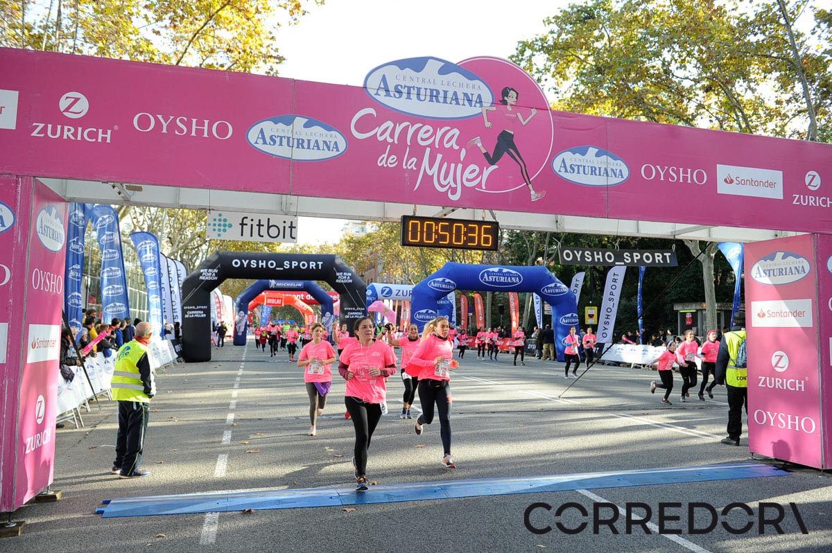 Llegada de la Carrera de la Mujer de Barcelona (ARCO IZQUIERDO 12)