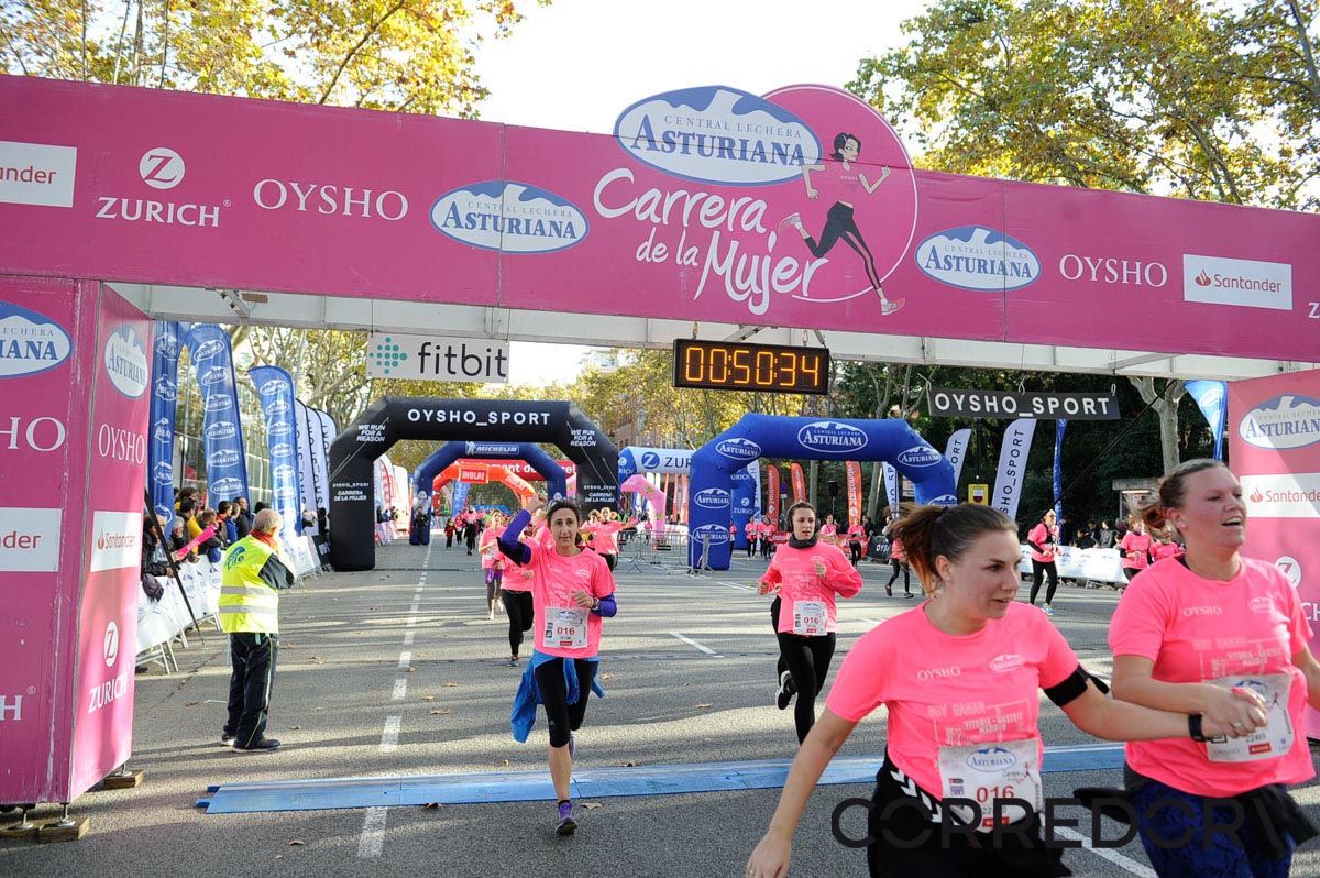 Llegada de la Carrera de la Mujer de Barcelona (ARCO IZQUIERDO 12)