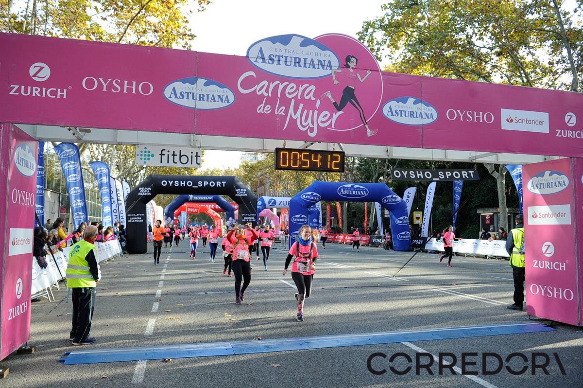 Llegada de la Carrera de la Mujer de Barcelona (ARCO IZQUIERDO 17)