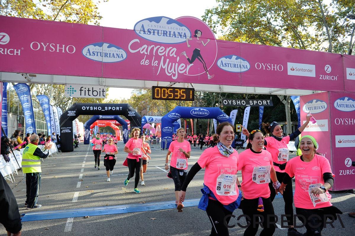 Llegada de la Carrera de la Mujer de Barcelona (ARCO IZQUIERDO 16)