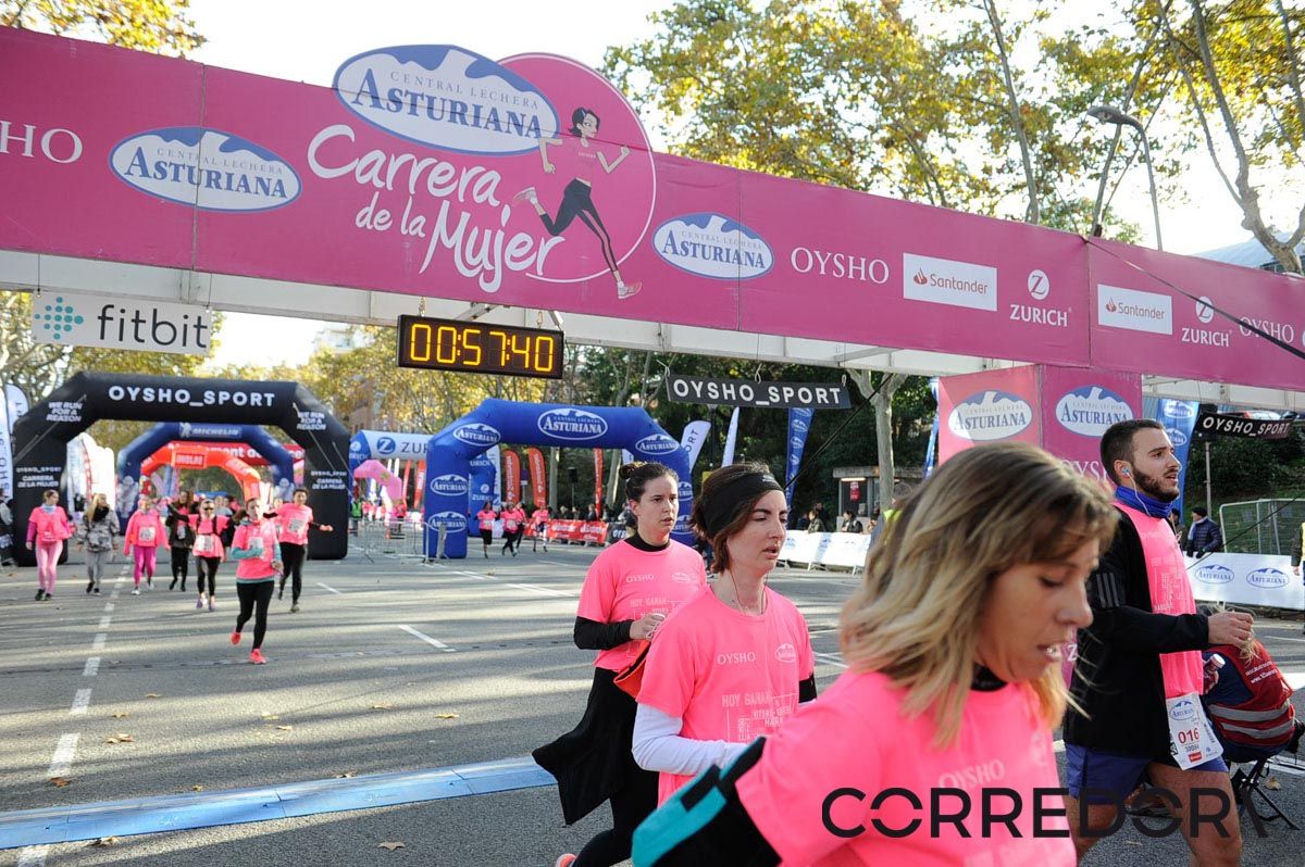 Llegada de la Carrera de la Mujer de Barcelona (ARCO IZQUIERDO 23)
