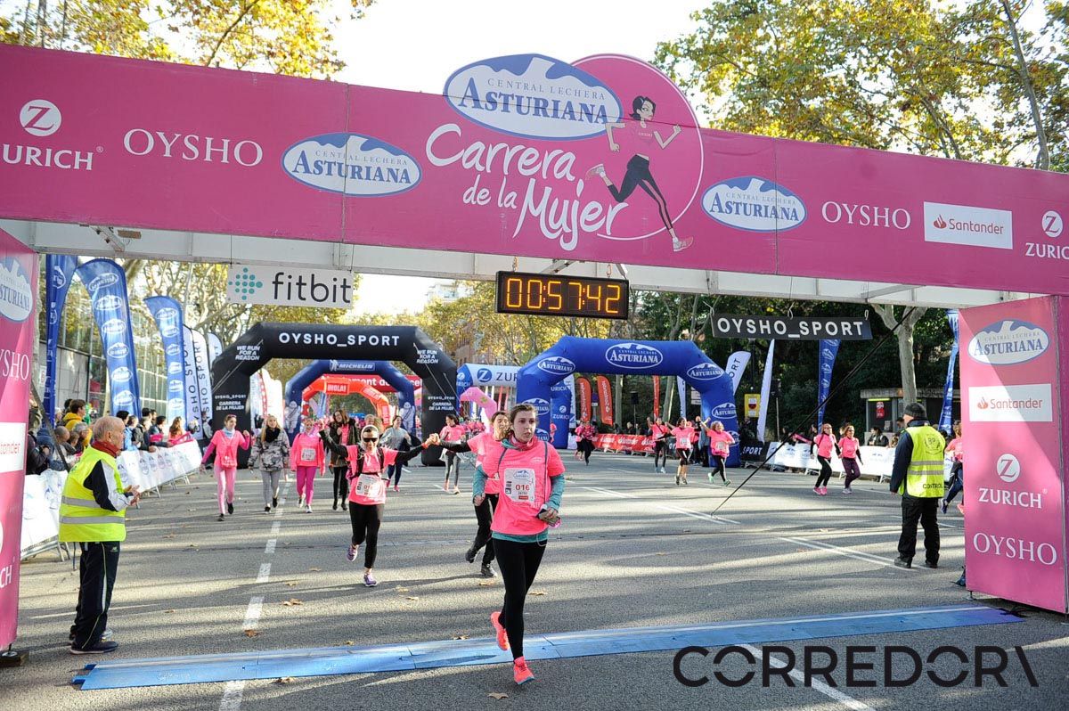 Llegada de la Carrera de la Mujer de Barcelona (ARCO IZQUIERDO 23)