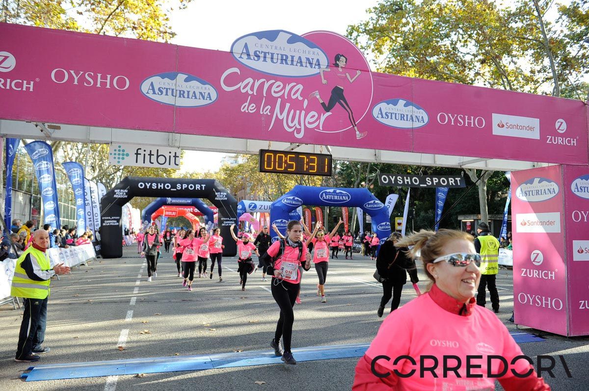 Llegada de la Carrera de la Mujer de Barcelona (ARCO IZQUIERDO 22)