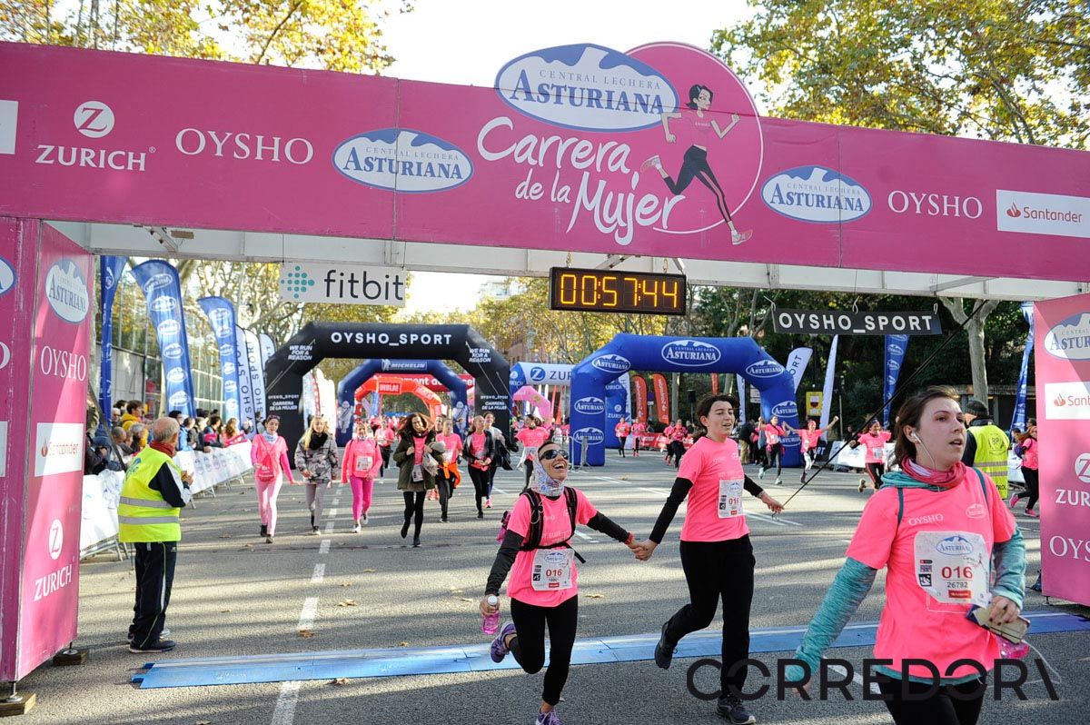 Llegada de la Carrera de la Mujer de Barcelona (ARCO IZQUIERDO 23)