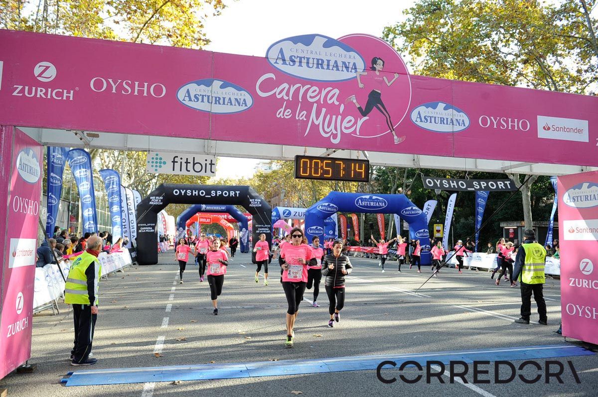 Llegada de la Carrera de la Mujer de Barcelona (ARCO IZQUIERDO 22)