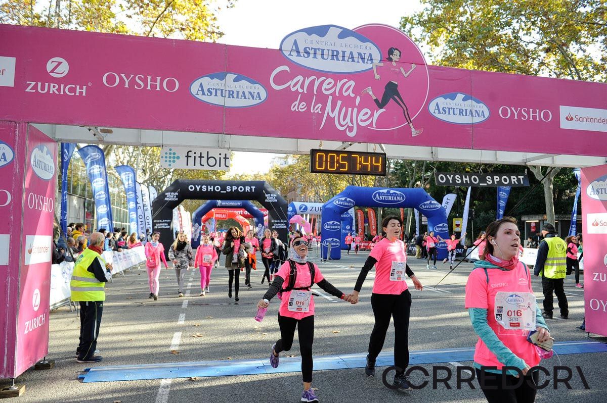 Llegada de la Carrera de la Mujer de Barcelona (ARCO IZQUIERDO 23)