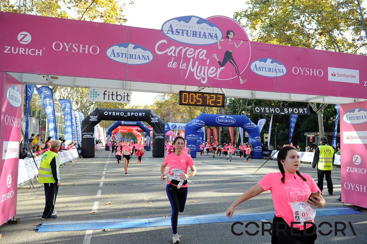 Llegada de la Carrera de la Mujer de Barcelona (ARCO IZQUIERDO 22)