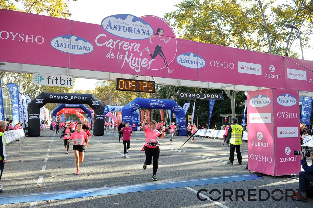 Llegada de la Carrera de la Mujer de Barcelona (ARCO IZQUIERDO 22)