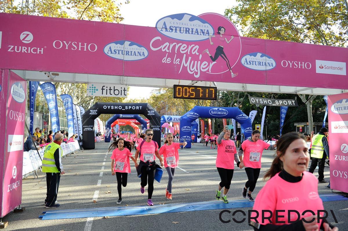Llegada de la Carrera de la Mujer de Barcelona (ARCO IZQUIERDO 22)