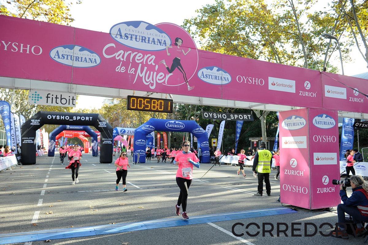 Llegada de la Carrera de la Mujer de Barcelona (ARCO IZQUIERDO 23)