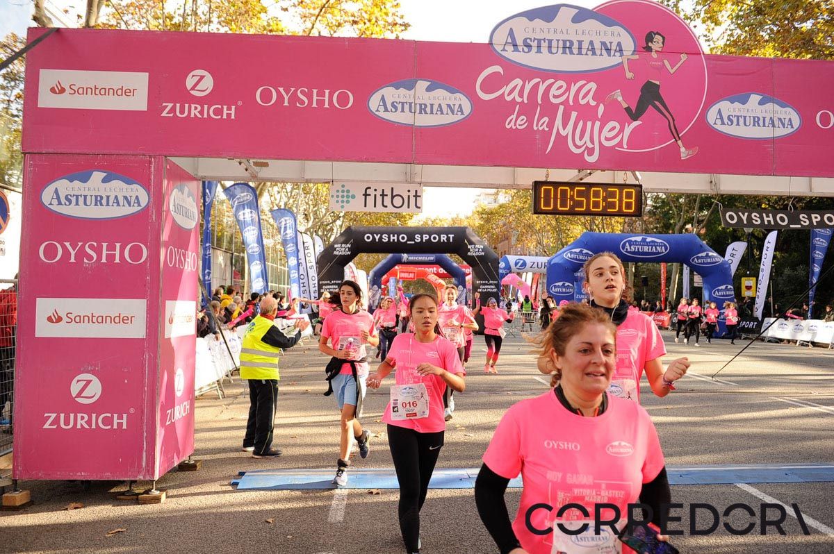 Llegada de la Carrera de la Mujer de Barcelona (ARCO IZQUIERDO 24)