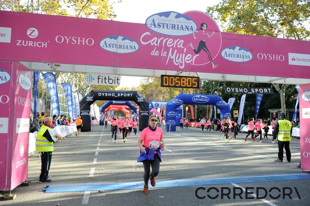 Llegada de la Carrera de la Mujer de Barcelona (ARCO IZQUIERDO 23)