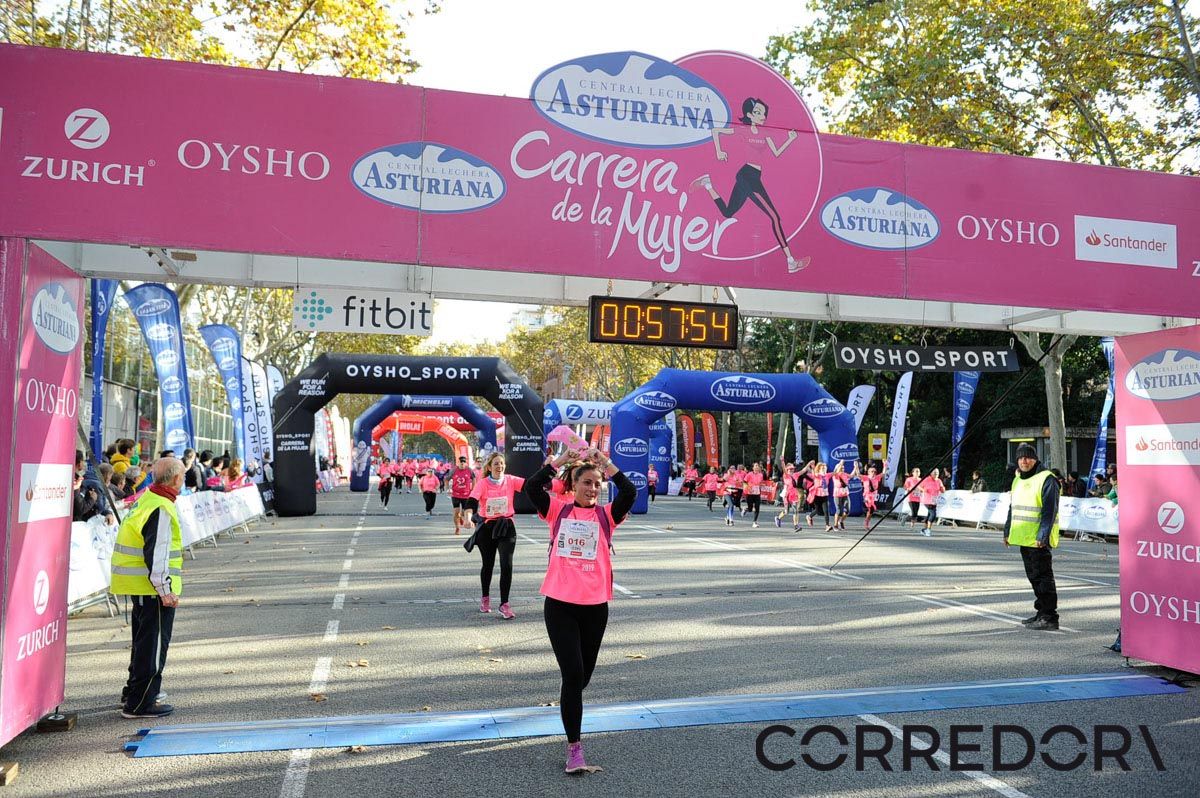 Llegada de la Carrera de la Mujer de Barcelona (ARCO IZQUIERDO 23)