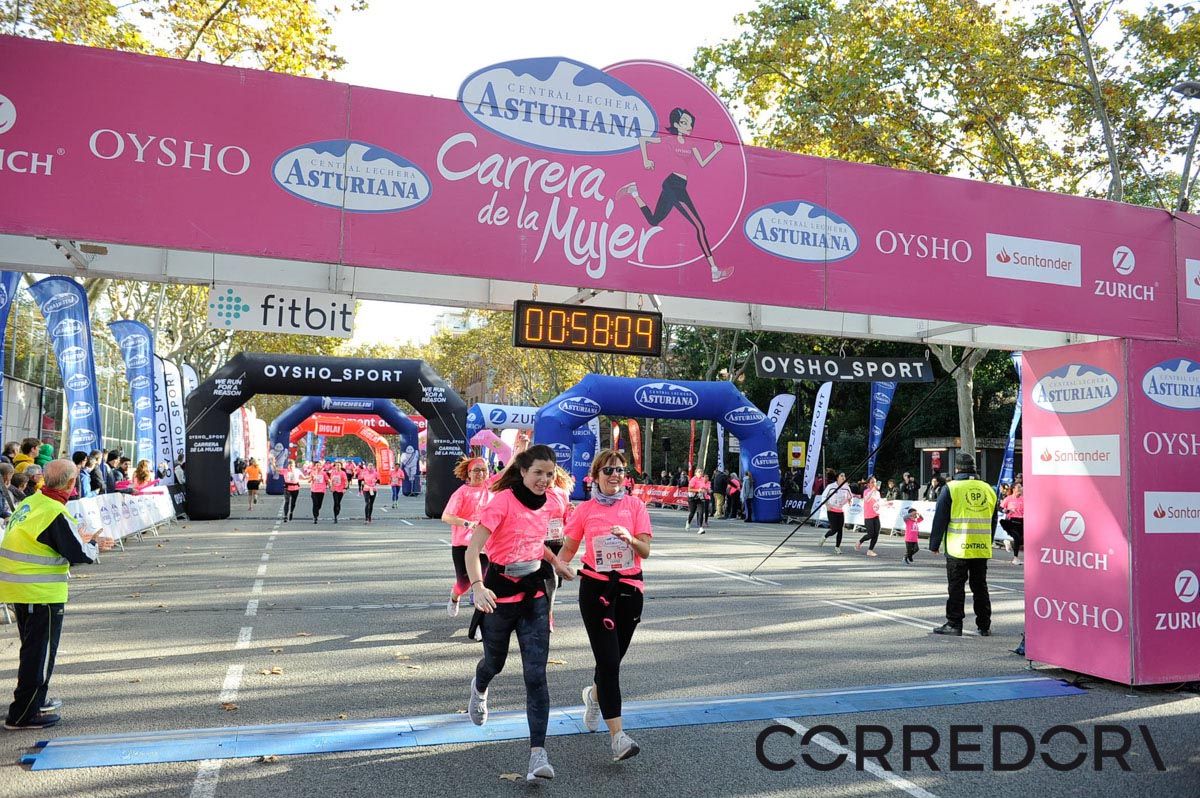 Llegada de la Carrera de la Mujer de Barcelona (ARCO IZQUIERDO 23)