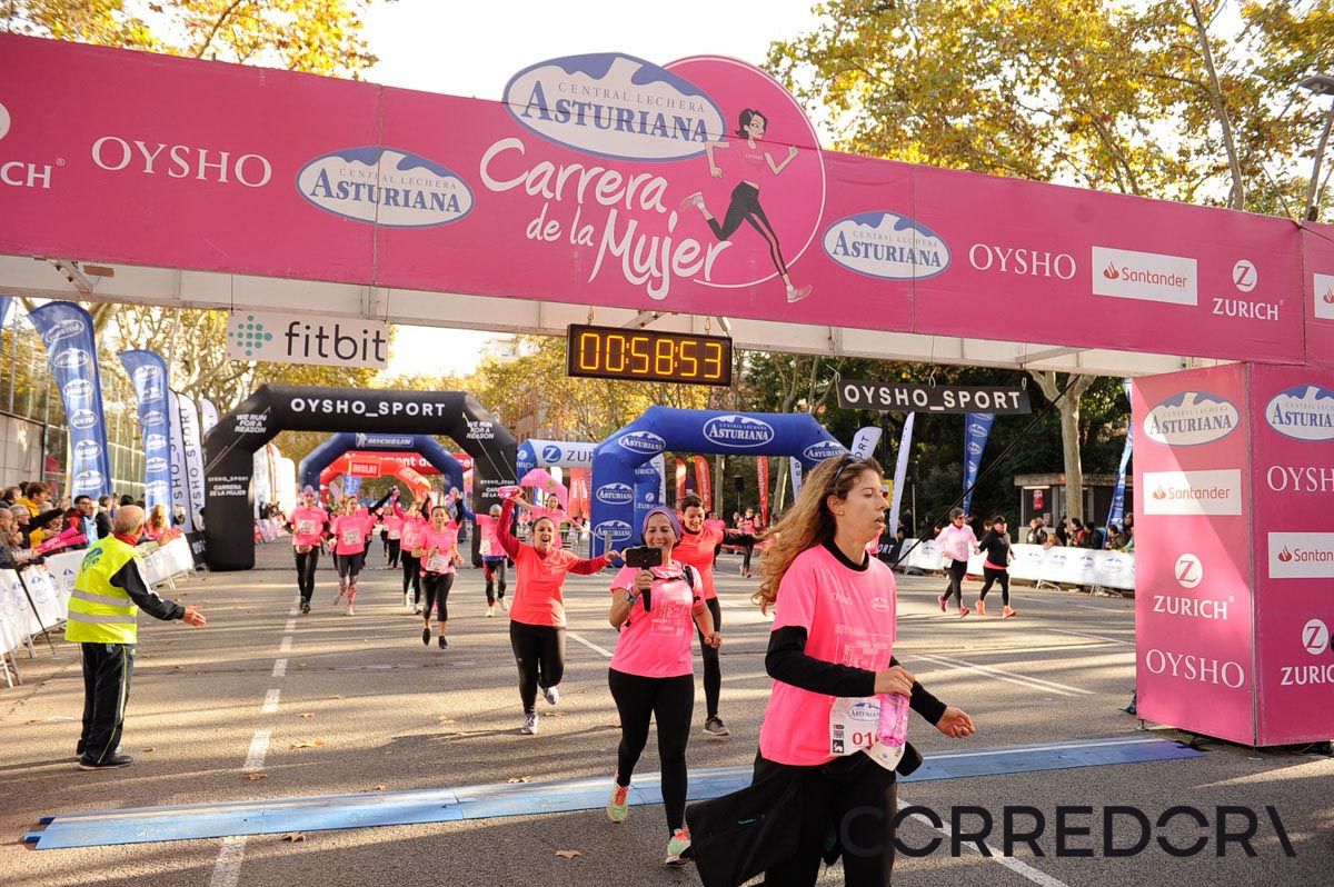 Llegada de la Carrera de la Mujer de Barcelona (ARCO IZQUIERDO 24)