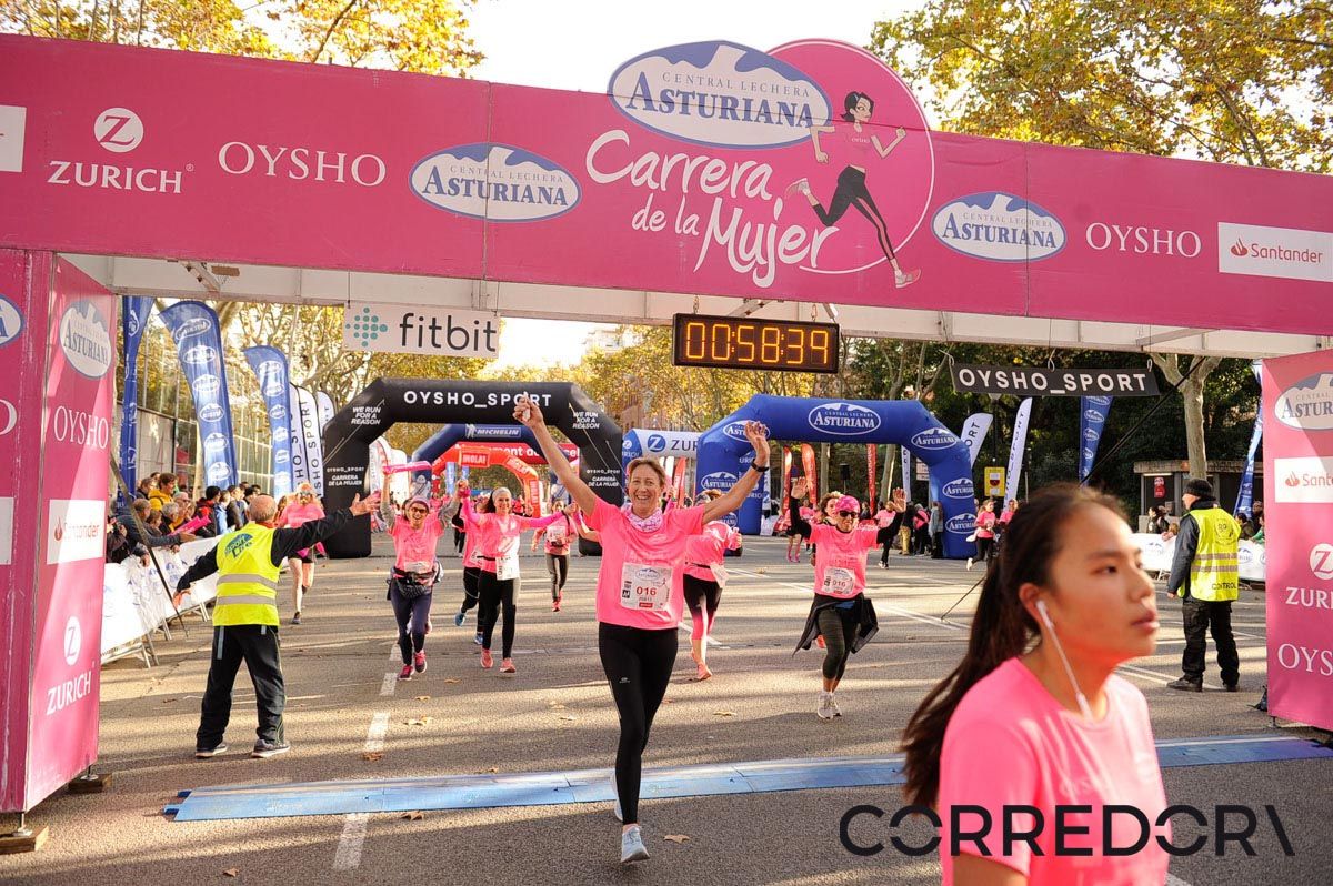 Llegada de la Carrera de la Mujer de Barcelona (ARCO IZQUIERDO 24)