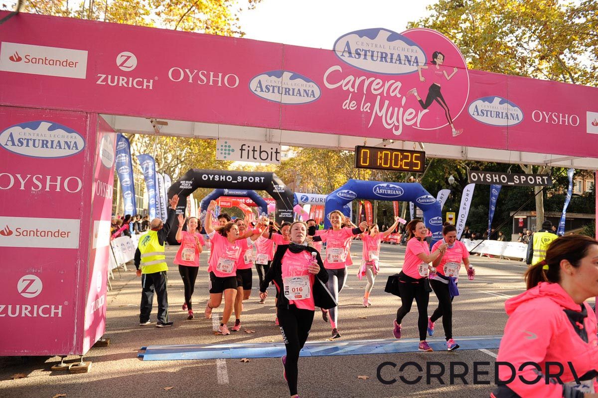 Llegada de la Carrera de la Mujer de Barcelona (ARCO IZQUIERDO 27)