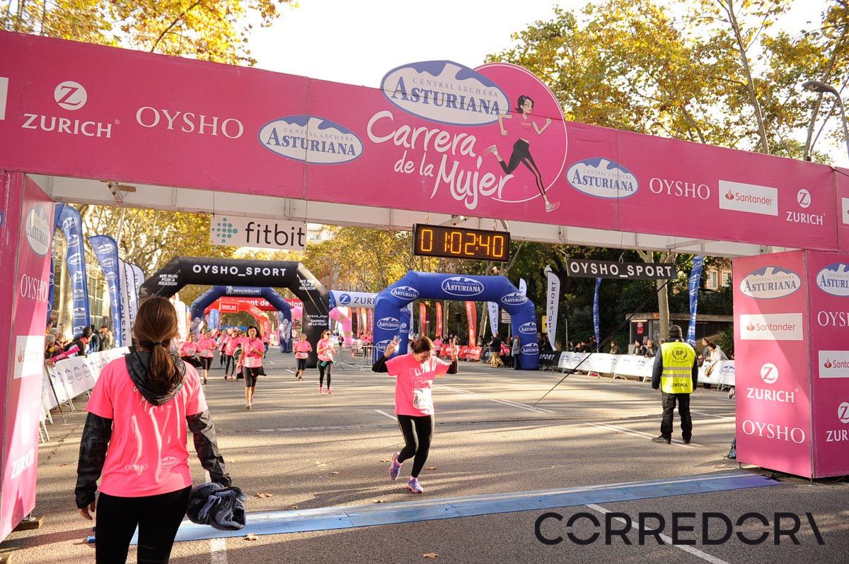 Llegada de la Carrera de la Mujer de Barcelona (ARCO IZQUIERDO 30)