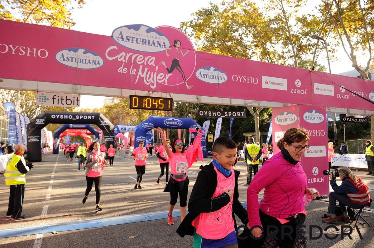 Llegada de la Carrera de la Mujer de Barcelona (ARCO IZQUIERDO 34)