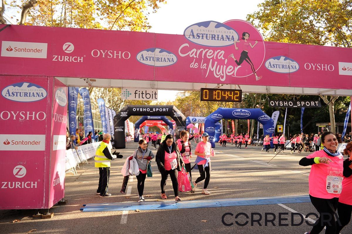 Llegada de la Carrera de la Mujer de Barcelona (ARCO IZQUIERDO 33)