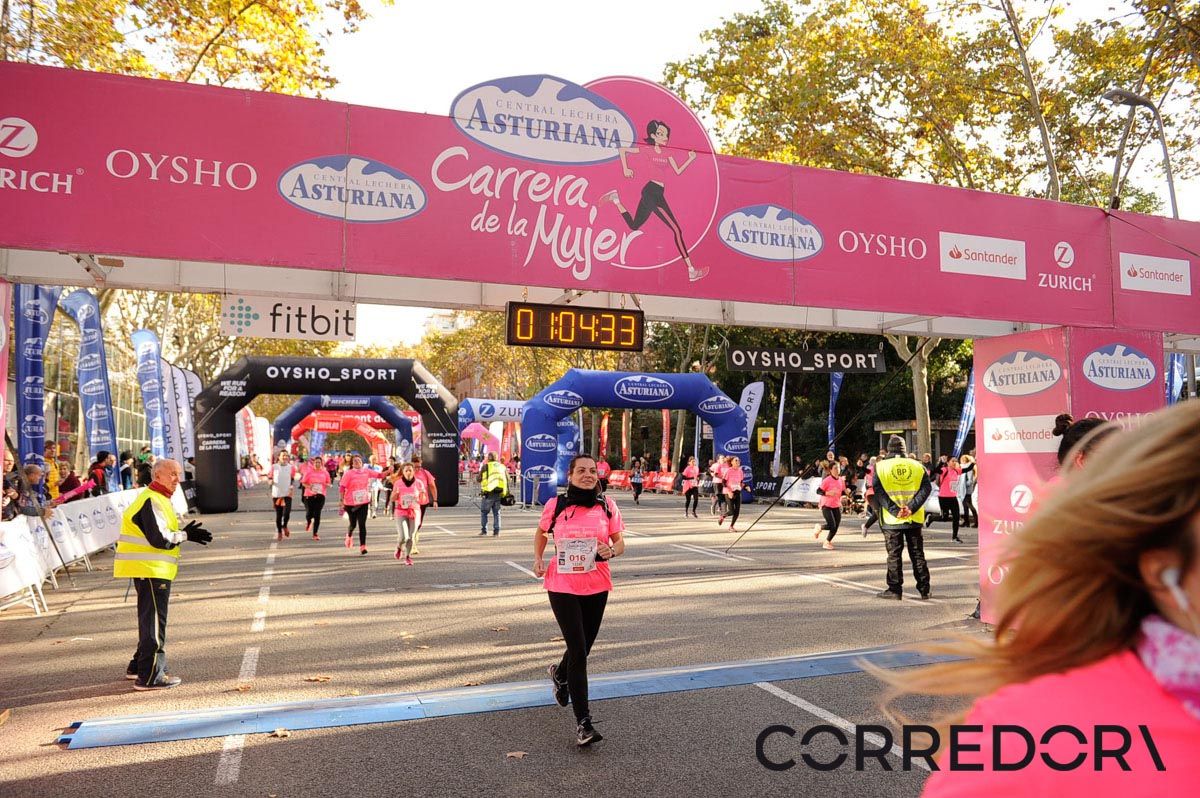 Llegada de la Carrera de la Mujer de Barcelona (ARCO IZQUIERDO 33)