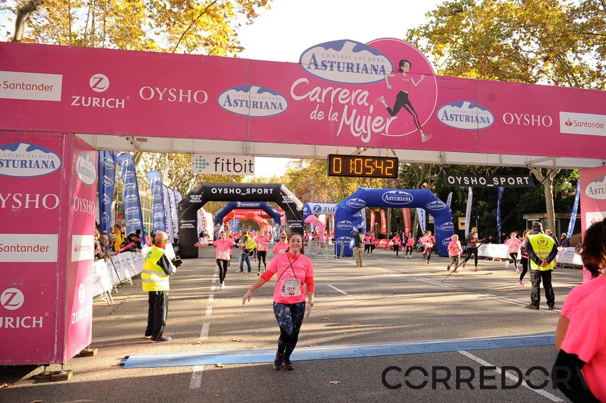 Llegada de la Carrera de la Mujer de Barcelona (ARCO IZQUIERDO 35)