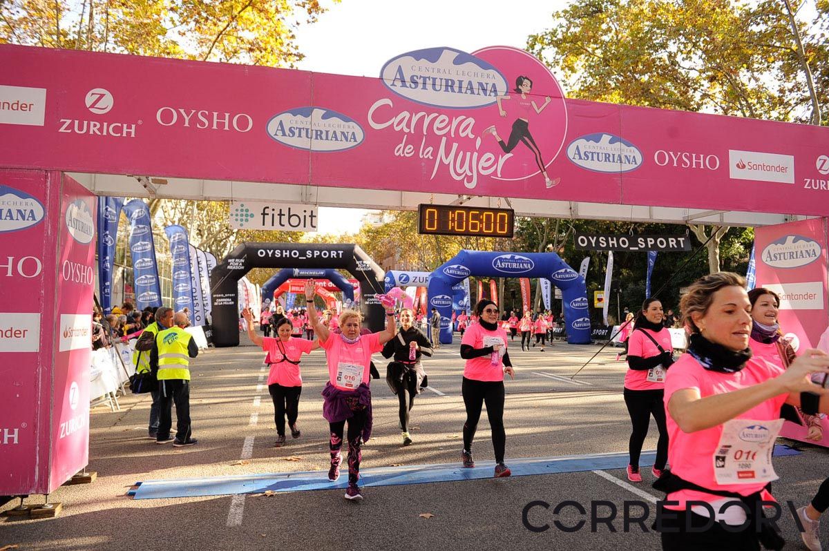 Llegada de la Carrera de la Mujer de Barcelona (ARCO IZQUIERDO 35)